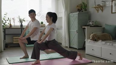 年轻情侣在家里练瑜伽